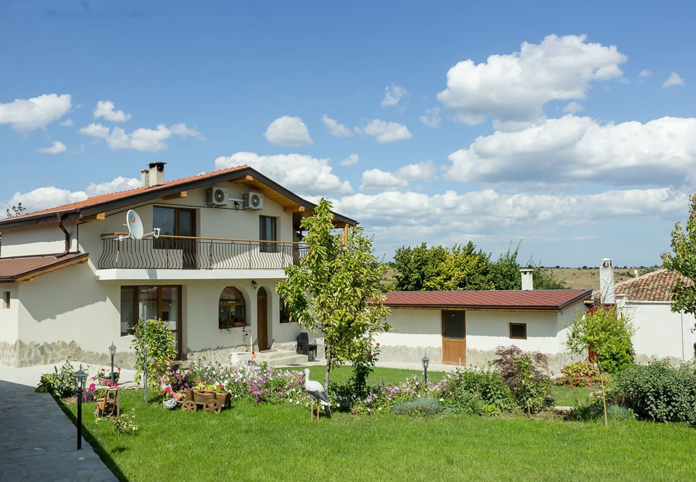 Традиционный болгарский дом + бассейн, сауна и сад FlatAway