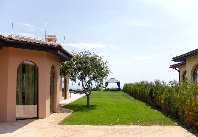 Роскошная вилла с 4 спальнями в Black Sea Rama Resort 62 FlatAway