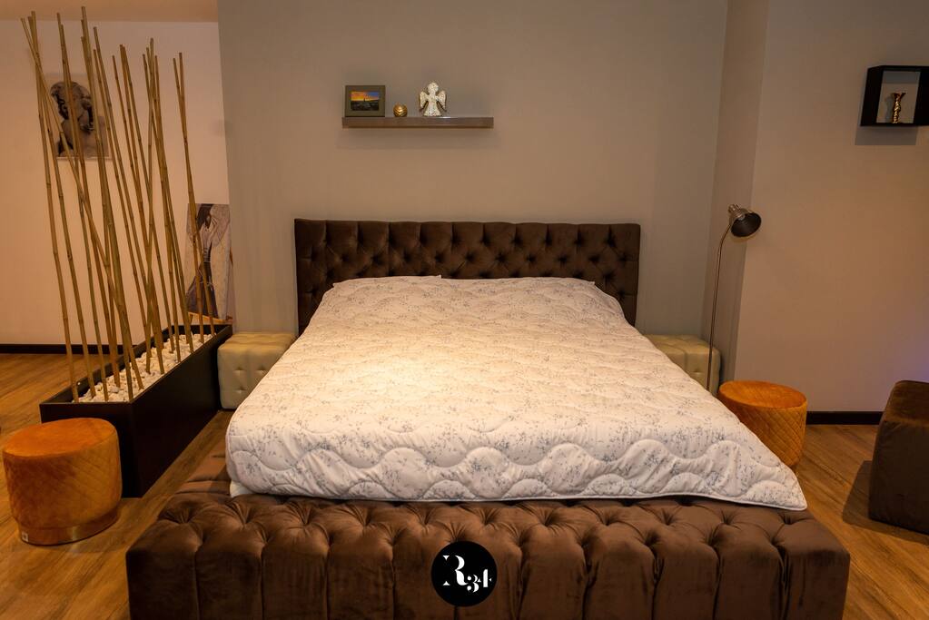 R34 Guest House - White Studio with a Kitchen FlatAway