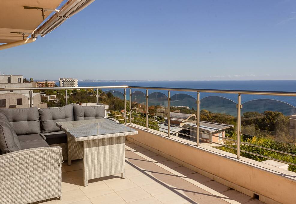 Spacious 3BD Flat with Large Terrace & Sea View Flataway