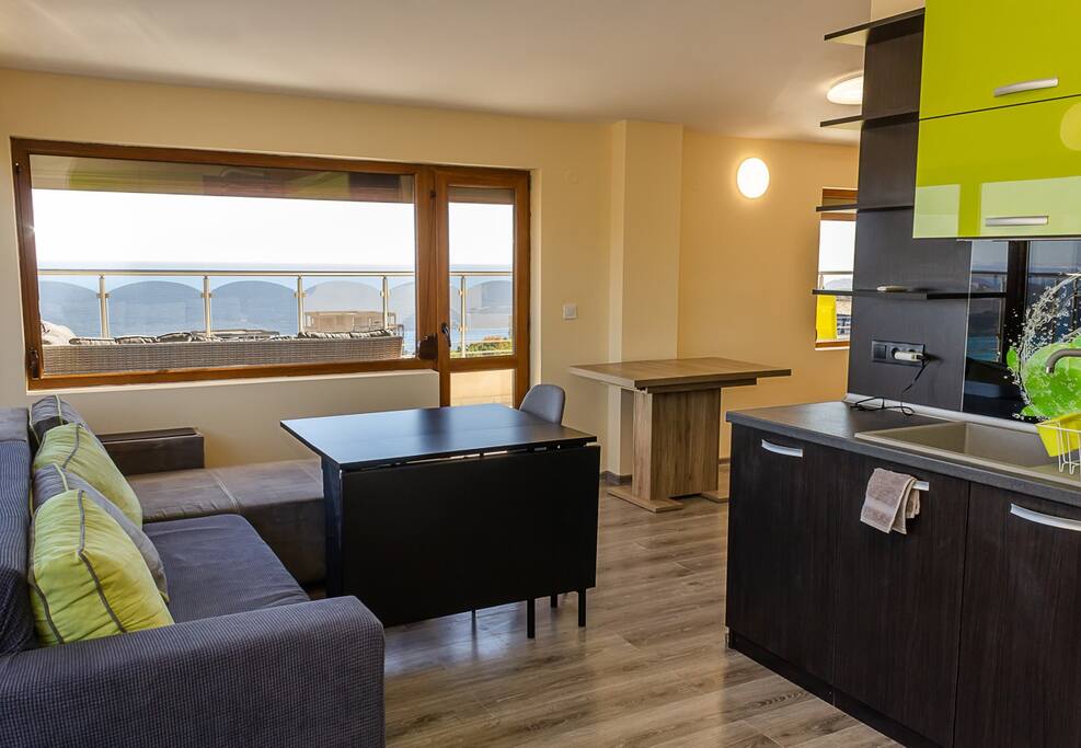 Spacious 3BD Flat with Large Terrace & Sea View Flataway
