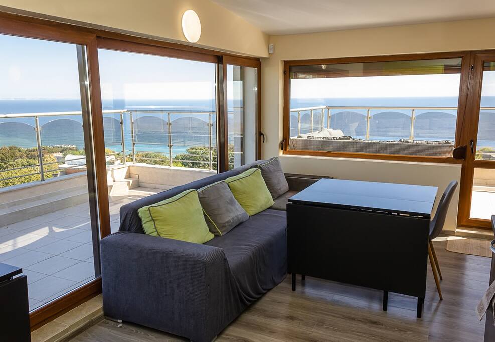 Spacious 3BD Flat with Large Terrace & Sea View Flataway