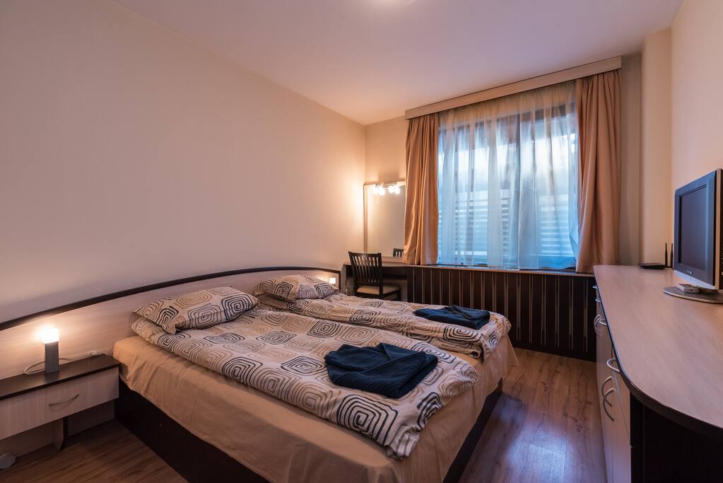 Charming, fully-furnished, 2-bedroom apartment. Flataway