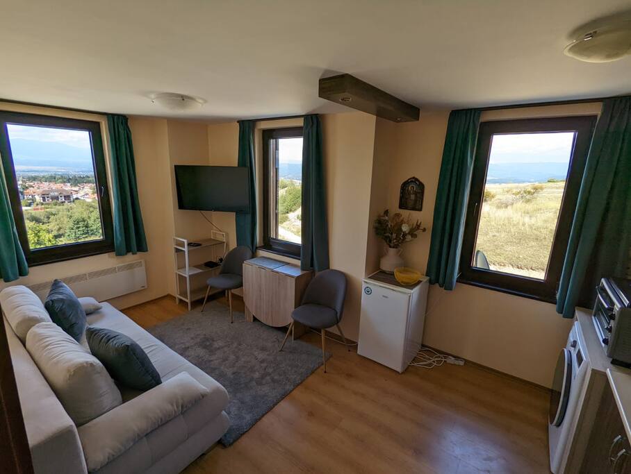 Stylish 2BD Apartment with Panoramic Mountain View Flataway