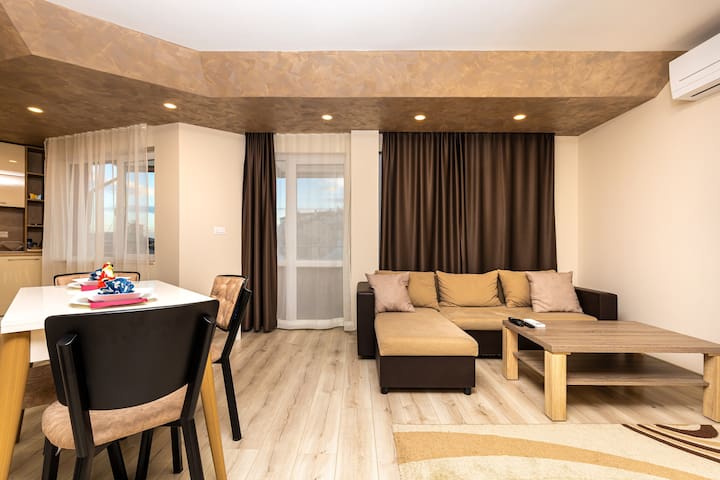 Sunny 1BD Apartment in OLD TOWN 1 FlatAway