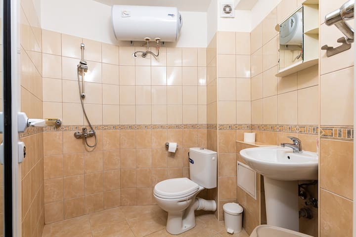 Sunny 1BD Apartment in OLD TOWN 11 FlatAway