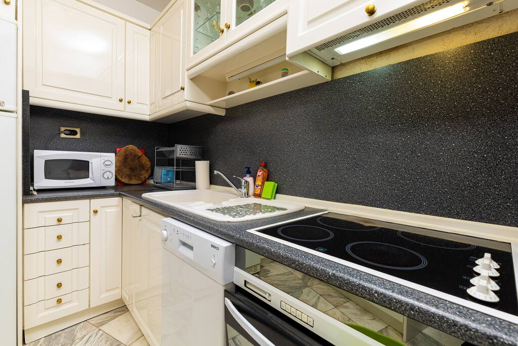 Spacious 2-Bedroom Maisonette in City Centre Flataway