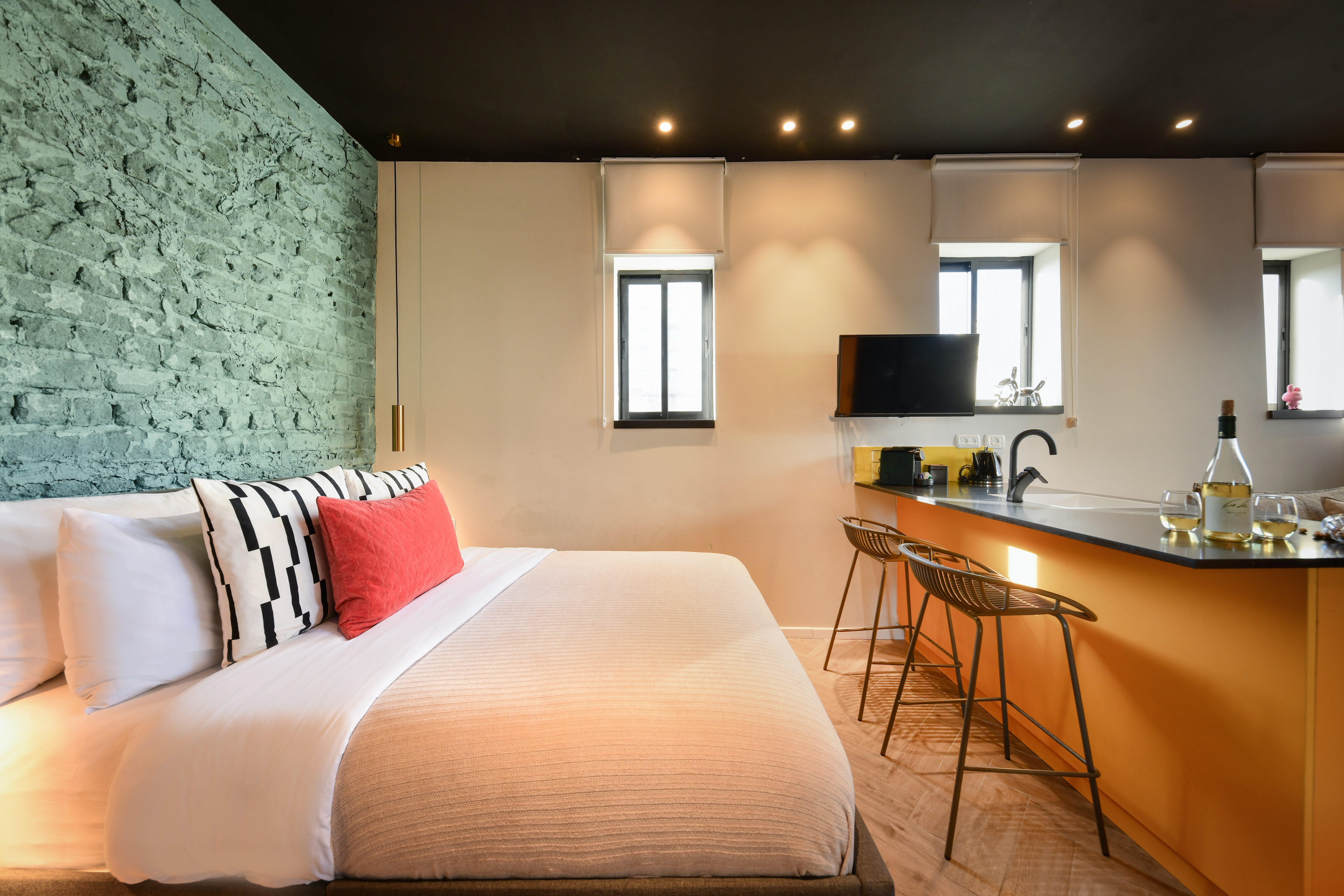 Listing 1 Loginn: XL Studio // Island Kitchen // Mini Terrace // 1min>Beach✌️ Loginn Autonomous Hotels