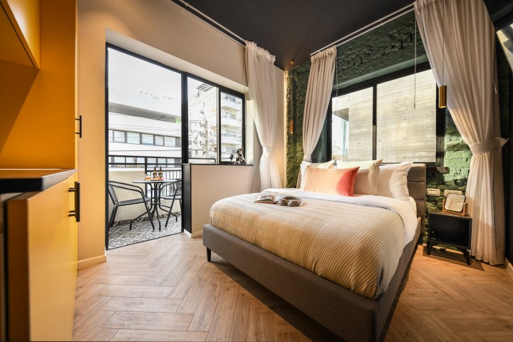 Listing 6 Loginn: King Studio ♕ Street Facing Balcony ♕ Walk-Everywhere ✌️ 4 Loginn Autonomous Hotels