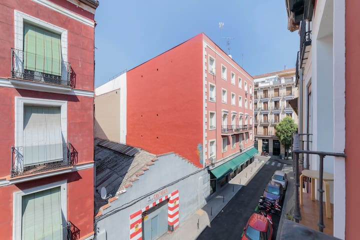 Seductor piso en La Latina / Calle Mediodía Grande 31 Batuecas