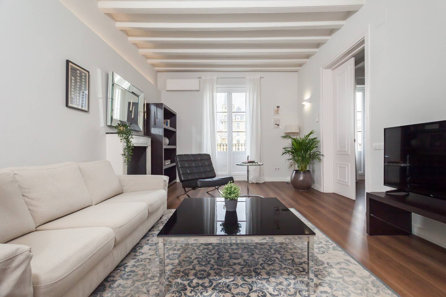 Correos- space & style flat in Born CATERINA