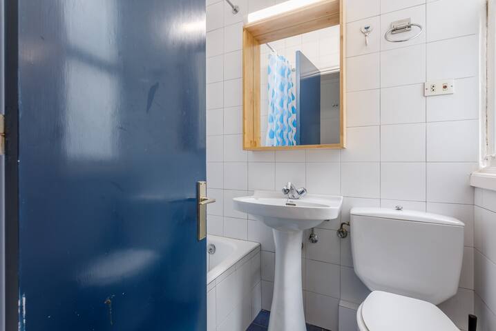 Habitacion urbana con baño privado bonitas vistas y WIFI 13 The Urban Host