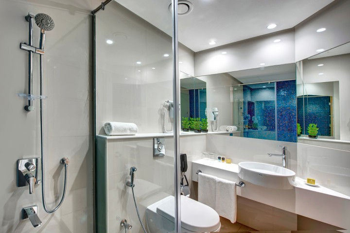 Deluxe Room Near Sharaf DG Metro By Luxury Bookings 5 Luxury Bookings