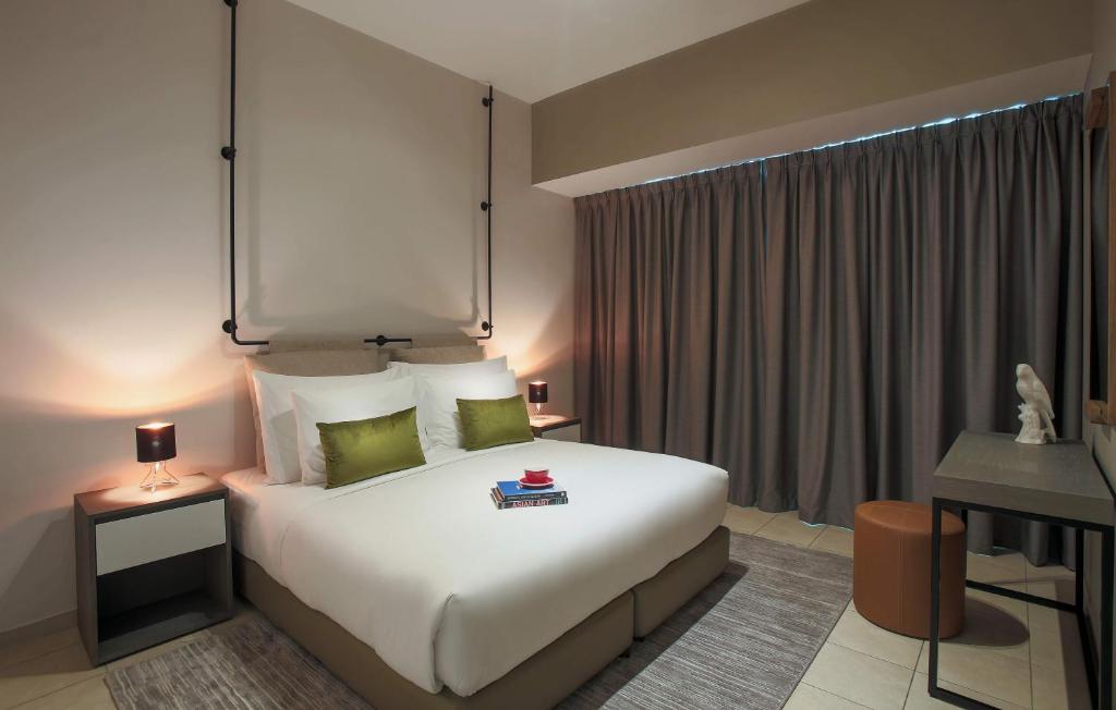 Deluxe One Bedroom In Marina By Luxury Bookings Luxury Bookings