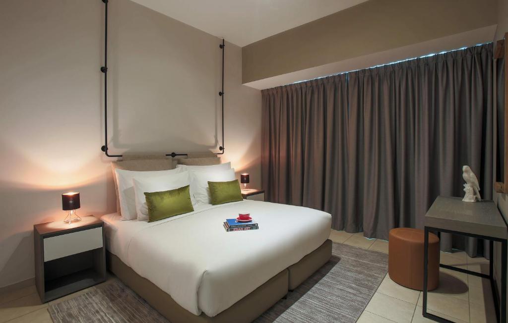 Deluxe Three Bedroom In Marina By Luxury Bookings AB Luxury Bookings