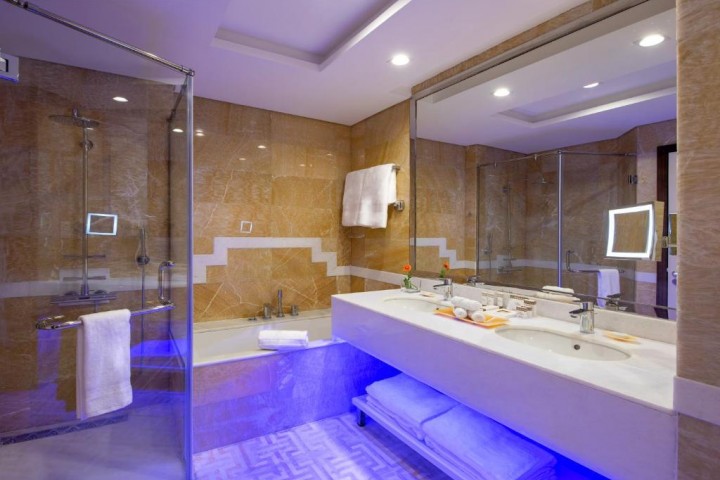 Deluxe King Suite Near Escan Tower Marina By Luxury Bookings 15 Luxury Bookings