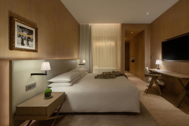 Stylish King Room Near To Dubai Mall and Burj Khalifa By Luxury Bookings 4 Luxury Bookings