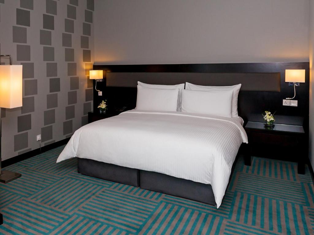 Studio With Creek Side Near Baniyas Road By Luxury Bookings Luxury Bookings