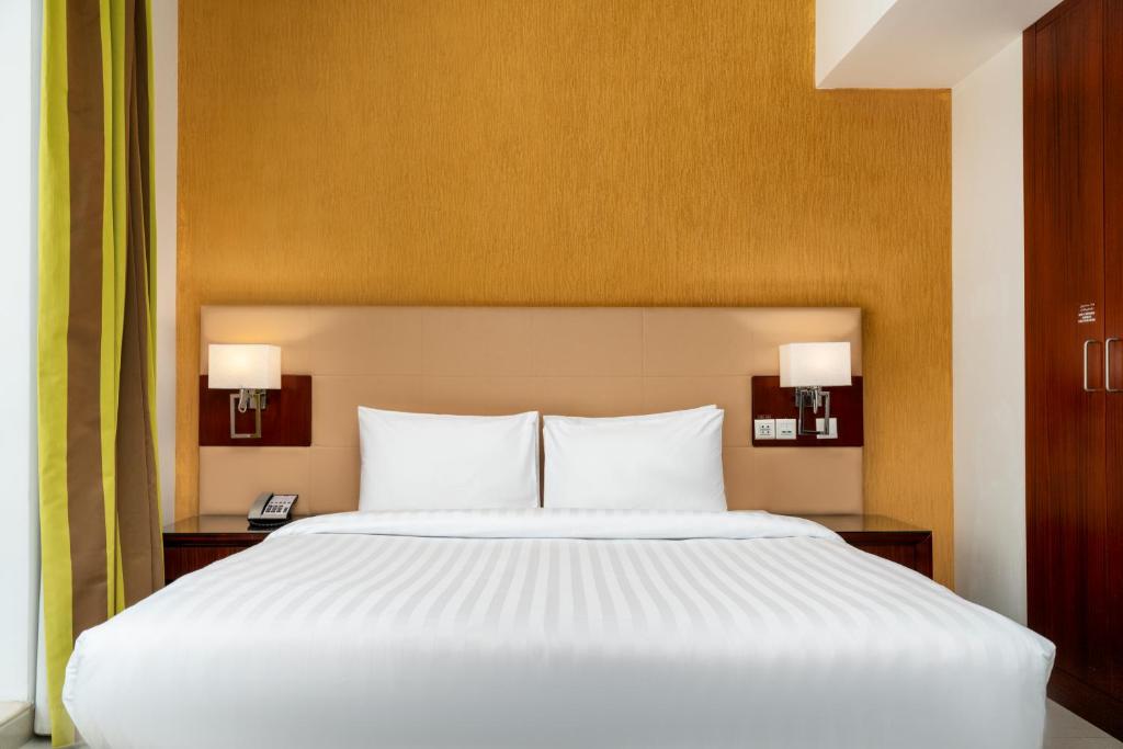 Deluxe One Bedroom Apartment Near Reef Mall By Luxury Bookings Luxury Bookings