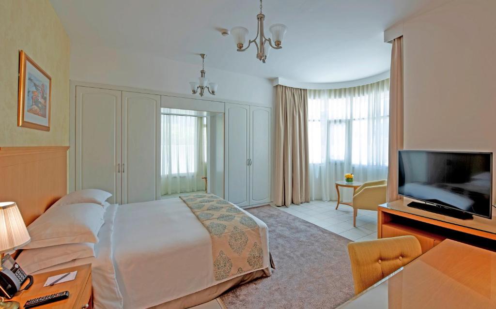 Three Bedroom Apartment Near Dubai Mall By Luxury Bookings Luxury Bookings