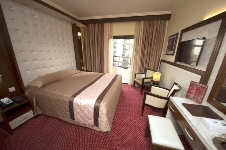 Deluxe room Near Habib Bank Baniyas By Luxury Bookings 15 Luxury Bookings