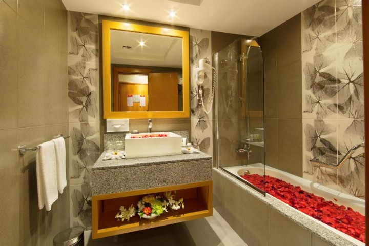 Deluxe Room Near New Jashan Mall By Luxury Bookings 1 Luxury Bookings