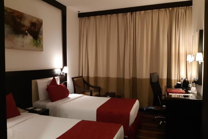 Deluxe Room Near New Jashan Mall By Luxury Bookings 5 Luxury Bookings