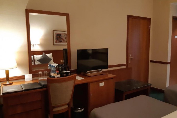 Deluxe Room Near New Jashan Mall By Luxury Bookings 8 Luxury Bookings
