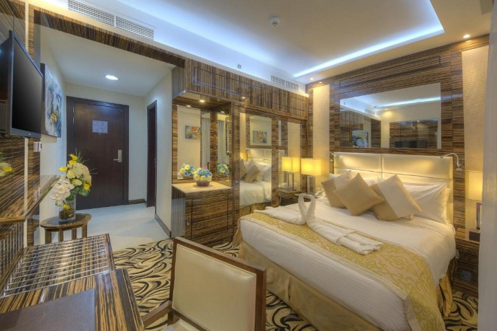 Prestige Suite Near Bombay Bites By Luxury Bookings 16 Luxury Bookings
