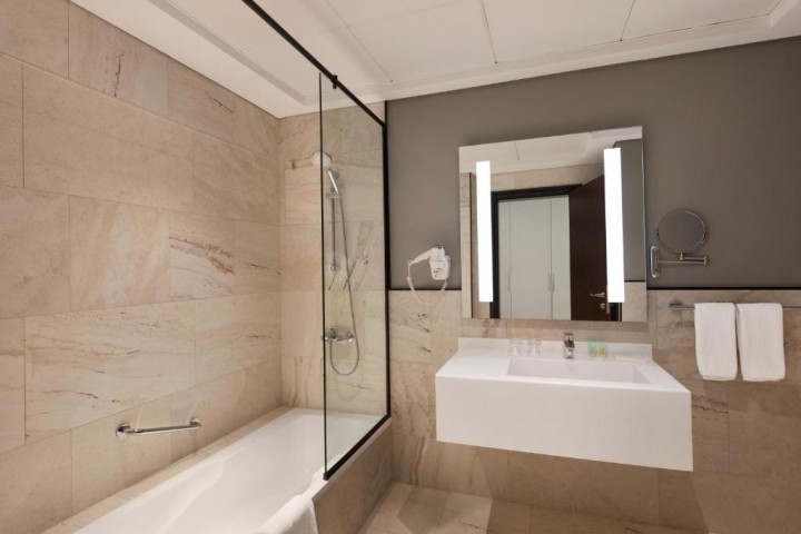 Queen Suite Near Copper kettle Restaurant By Luxury Bookings 5 Luxury Bookings