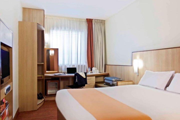 Deluxe Room Near Mall Of Emirates By Luxury Bookings 4 Luxury Bookings