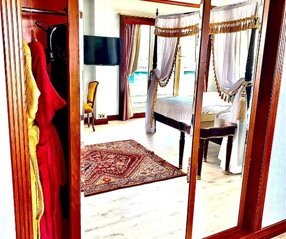 Standard Room Near Baniyas Square Metro By Luxury Bookings 17 Luxury Bookings