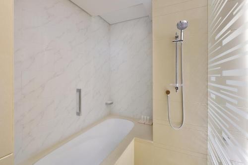 Standard King Room Near Marina Mall By Luxury Bookings 2 Luxury Bookings