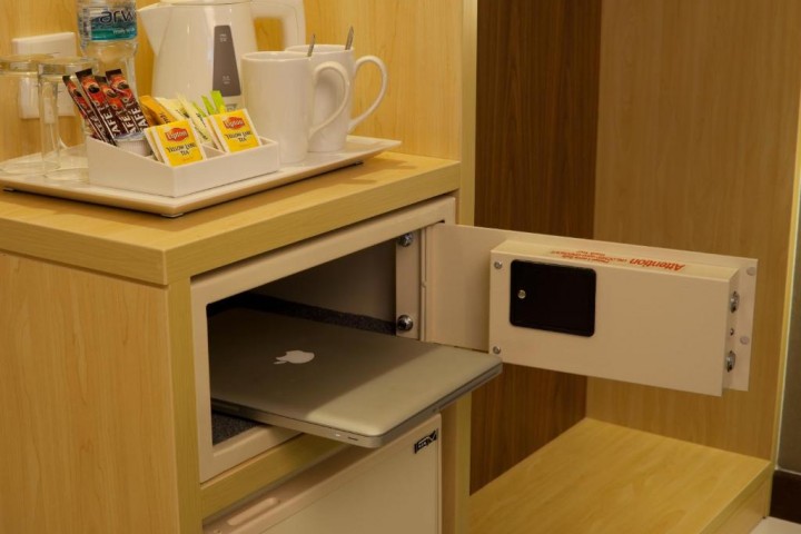 Double Room Near Mall Of Emirates By Luxury Bookings AC 7 Luxury Bookings