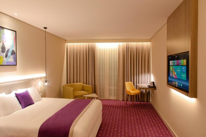 Deluxe King Room Near Burj Khalifa Metro By Luxury Bookings 12 Luxury Bookings