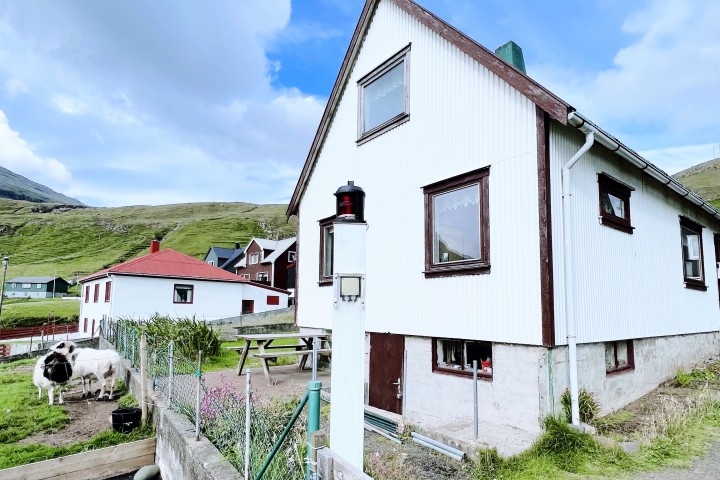 Older cozy house with a lovely view of ocean and cliffs 1 www.gestablidni.fo