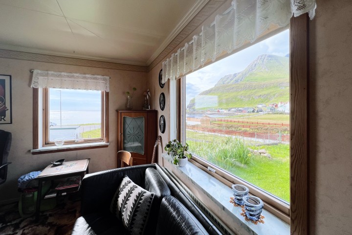 Older cozy house with a lovely view of ocean and cliffs 3 www.gestablidni.fo